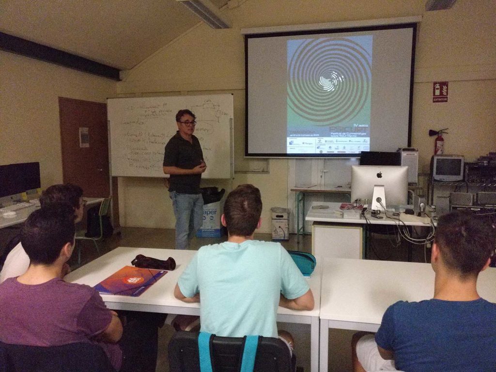 Un alumne del del CFGS Realització de projectes d’audiovisuals i espectacles, dirigint dos festivals de cinema